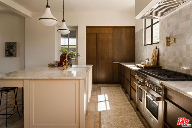 976 N Alpine Drive, Beverly Hills CA: https://media.crmls.org/mediaz/1bb14770-246a-4291-b803-2988b773b20b.jpg