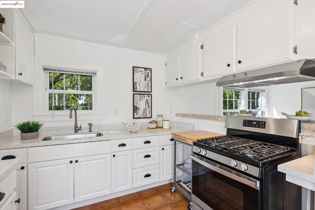 1642 10Th St, Berkeley CA: https://media.crmls.org/mediaz/1bb16e17-1dc8-45f7-b738-02176c8f62e3.jpg