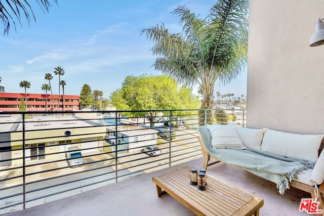 13320 Beach Avenue, Marina del Rey CA: https://media.crmls.org/mediaz/1bb195ef-c136-47a2-988a-de18ba95e7e8.jpg