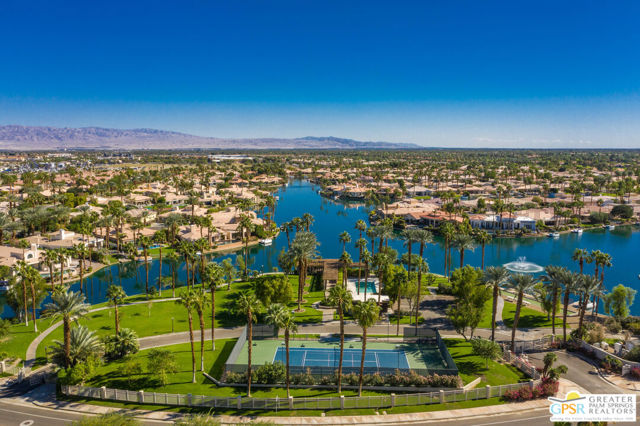 47925 Via Livorno, La Quinta CA: https://media.crmls.org/mediaz/1bb198b9-5867-4a6f-9025-460eb5e822ed.jpg