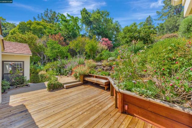 23 El Verano, Orinda CA: https://media.crmls.org/mediaz/1bb24c40-efbc-44b7-b9e6-c30d49ee0964.jpg
