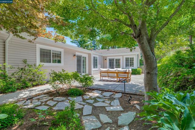 2345 San Miguel Dr, Walnut Creek CA: https://media.crmls.org/mediaz/1bb26057-52f4-4c69-9768-9bffc7cbba26.jpg