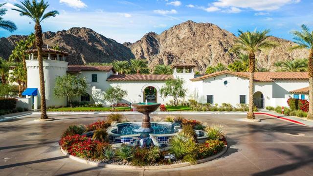 48649 Classic Drive, La Quinta CA: https://media.crmls.org/mediaz/1bb280f8-f3d4-42ca-82a5-42ab283adac6.jpg