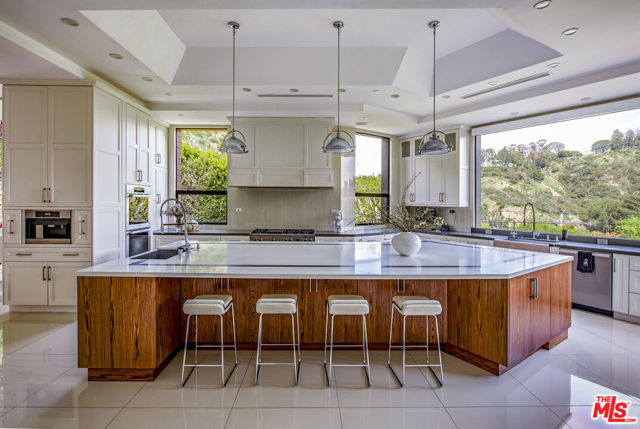9852 San Circle, Beverly Hills CA: https://media.crmls.org/mediaz/1bb2b57a-189e-47bb-9aeb-8b401875696e.jpg