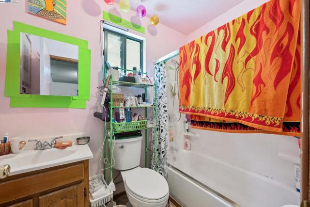 1018 Gilman Ave, San Francisco CA: https://media.crmls.org/mediaz/1bb2df1c-75fc-4116-88b1-12a85c41da90.jpg