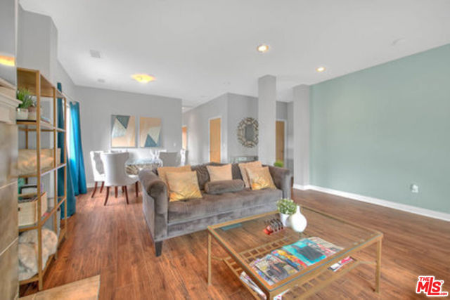 1821 S Sycamore Avenue, Los Angeles CA: https://media.crmls.org/mediaz/1bb3f246-5e8e-4f5f-8973-25081922d8dd.jpg