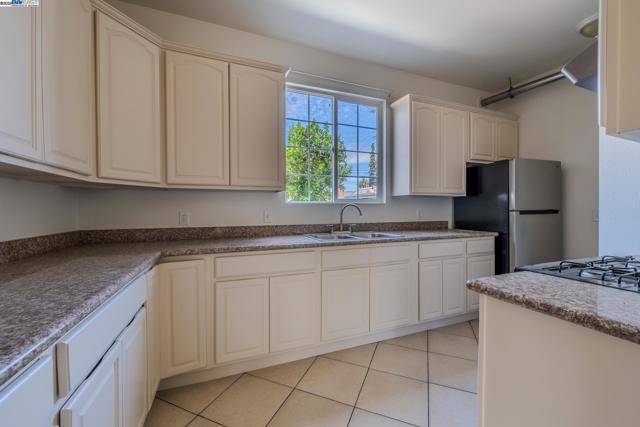 1437 25Th Ave, Oakland CA: https://media.crmls.org/mediaz/1bb40428-acad-4e91-b73c-22d322f491d3.jpg
