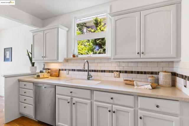 1420 Catherine Dr, Berkeley CA: https://media.crmls.org/mediaz/1bb4d788-3200-4bce-a842-d4ec7f04b13c.jpg
