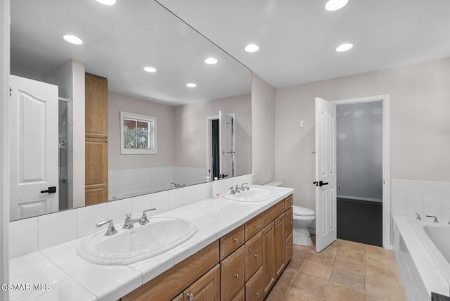 4411 Regents Court, Westlake Village CA: https://media.crmls.org/mediaz/1bb4de49-c9bc-4840-b0b9-ee5b6739859b.jpg
