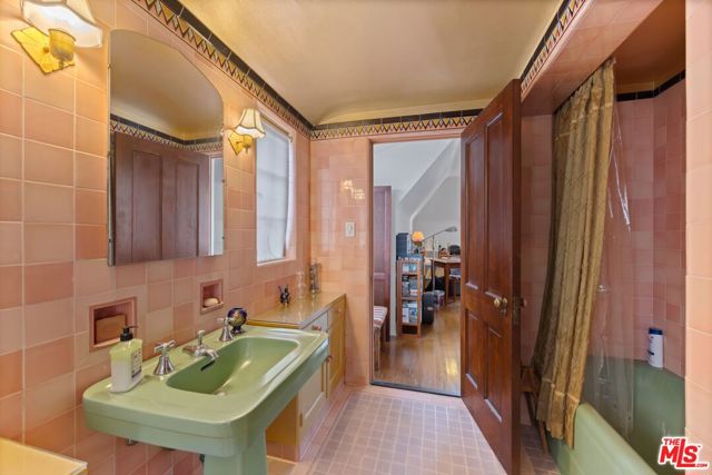 3806 Carnavon Way, Los Angeles CA: https://media.crmls.org/mediaz/1bb56cf5-b0e2-4c99-a531-51bfcf1049f1.jpg