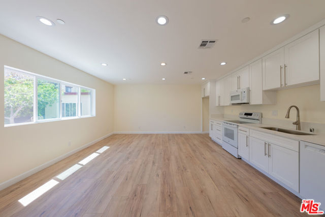 1031 Thompson, Glendale CA: https://media.crmls.org/mediaz/1bb5b534-02a4-4713-aaed-ba300ad21990.jpg