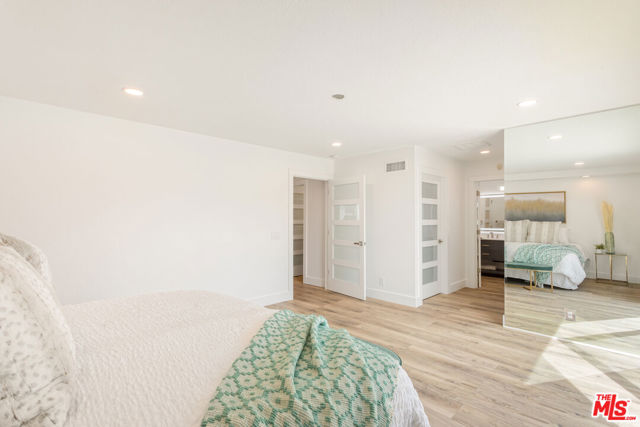 3536 Malibu Country Drive, Malibu CA: https://media.crmls.org/mediaz/1bb67e72-f759-4e4e-b516-06ddca0d9d20.jpg