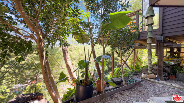 19520 Cave Way, Topanga CA: https://media.crmls.org/mediaz/1bb80db8-a7cc-47a3-ac2c-2e5508781046.jpg