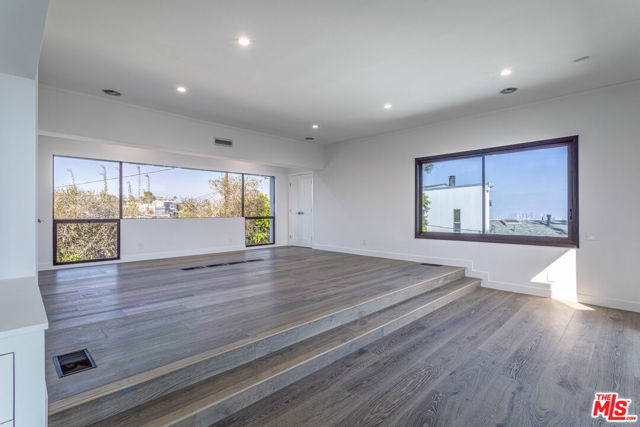 8424 Grand View Drive, Los Angeles CA: https://media.crmls.org/mediaz/1bb81cab-ba99-4f4b-917d-b8783589799d.jpg