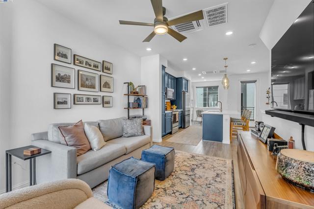 2866 Crusader st, Alameda CA: https://media.crmls.org/mediaz/1bb895d6-784a-44ff-9abf-44e06506d9eb.jpg