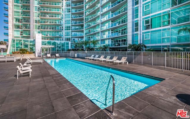 13600 Marina Pointe Drive, Marina del Rey CA: https://media.crmls.org/mediaz/1bb89f54-3714-4c03-a258-fb5121395141.jpg