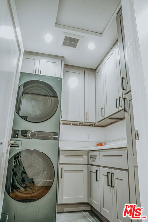https://media.crmls.org/mediaz/1bba8959-07c0-48dd-a059-566b5907a97f.jpg?preset=X-Large