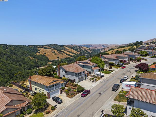 6408 Boone Dr, Castro Valley CA: https://media.crmls.org/mediaz/1bbc8036-1aba-46f9-90d8-c60c532404e5.jpg
