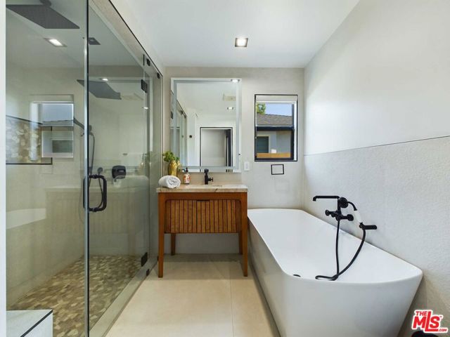 5109 Longridge Avenue, Sherman Oaks CA: https://media.crmls.org/mediaz/1bbe0e19-3d49-4108-82fc-3593c188795e.jpg