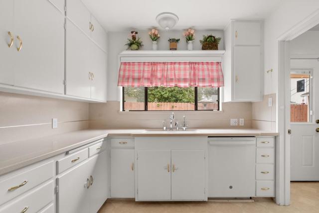 525 Laverne Avenue, Aptos CA: https://media.crmls.org/mediaz/1bbe56f1-0d9c-4a94-87e9-5b9b1b0e5296.jpg