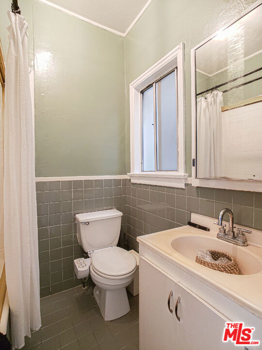 336 S Wilton Place, Los Angeles CA: https://media.crmls.org/mediaz/1bc07339-441e-4c53-90ff-56713169266a.jpg
