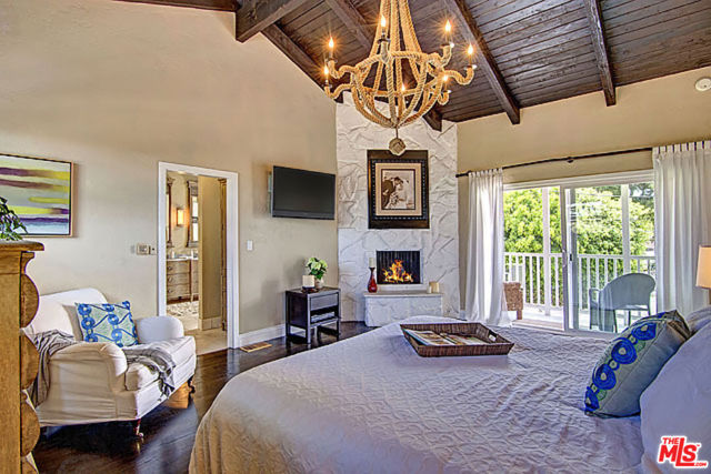 6322 W 78TH Place, Westchester CA: https://media.crmls.org/mediaz/1bc13c7f-d521-4d29-9aeb-6d3a9b6c4c84.jpg