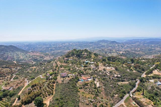 944 Rainbow Crest Road, Fallbrook CA: https://media.crmls.org/mediaz/1bc14482-2fbd-4338-93b9-99ea801b5542.jpg