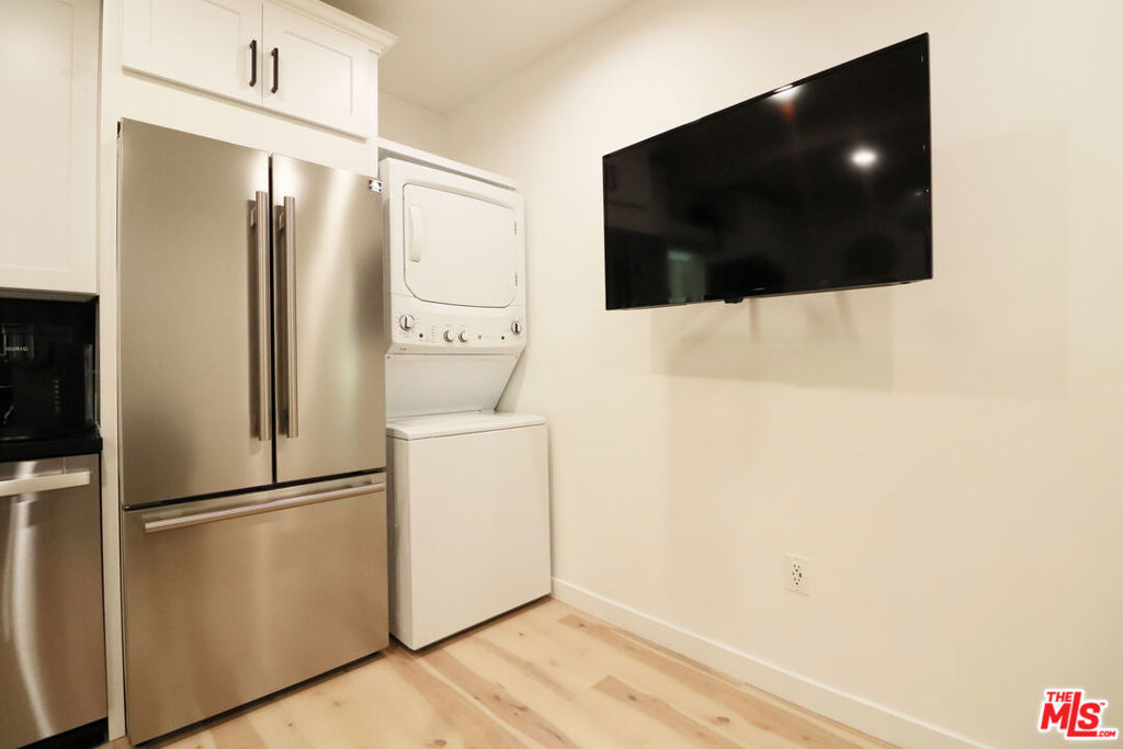 https://media.crmls.org/mediaz/1bc21cb6-5c73-497e-a620-37987bfff605.jpg?preset=X-Large