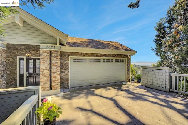 7075 Elverton Dr, Oakland CA: https://media.crmls.org/mediaz/1bc2854c-df47-4923-9744-e1702d015228.jpg