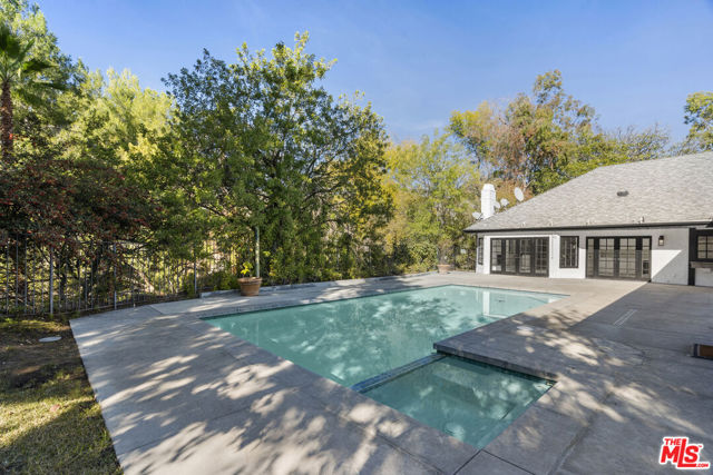 3217 Hutton Drive, Beverly Hills CA: https://media.crmls.org/mediaz/1bc2e356-c829-417a-90e5-948b4f7f7fe8.jpg