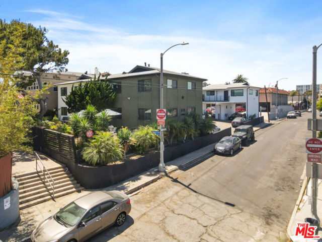 119 Paloma Avenue, Venice CA: https://media.crmls.org/mediaz/1bc2fcd4-e910-4718-8946-73f4c3f650c4.jpg