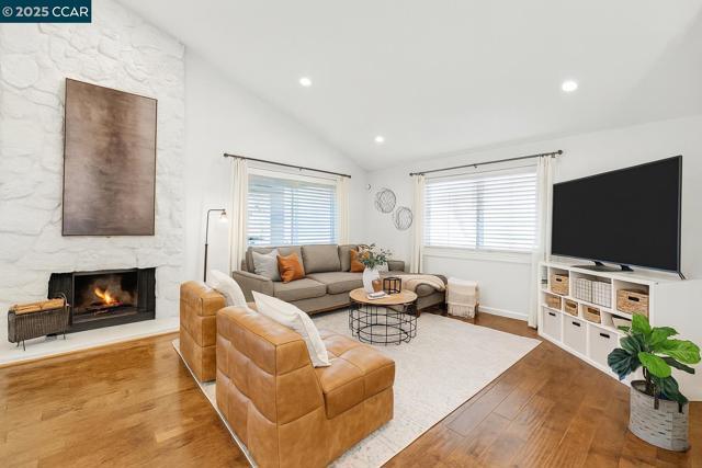 3716 Mesa Vista Dr, San Ramon CA: https://media.crmls.org/mediaz/1bc306e8-ff54-4cff-9a2c-ea597dcb77cf.jpg