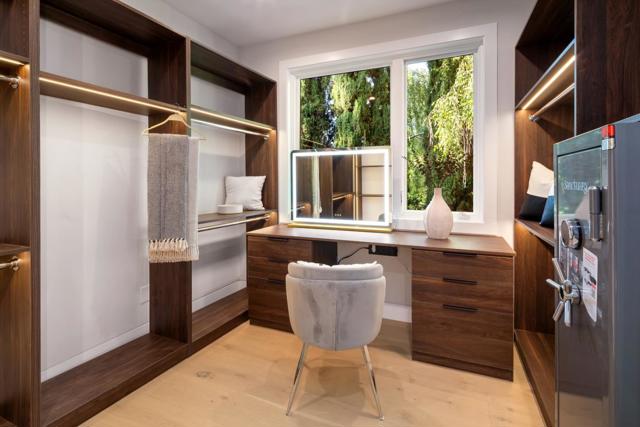 1080 Creek Drive, Menlo Park CA: https://media.crmls.org/mediaz/1bc4af7a-3144-4ab8-bf1e-6bca1c51b4e4.jpg