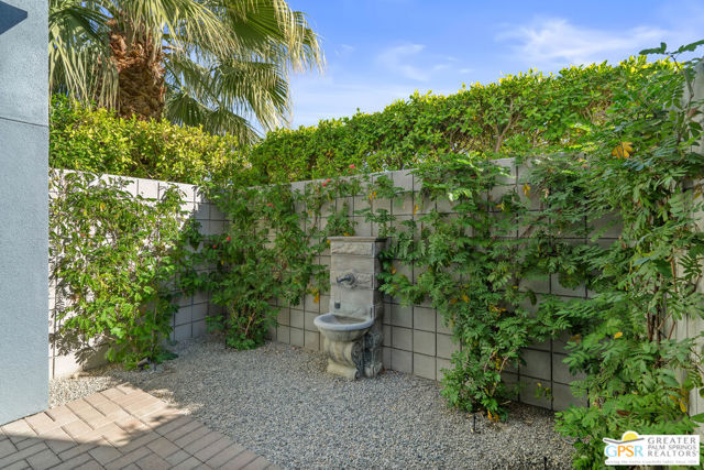 431 Suave Lane, Palm Springs CA: https://media.crmls.org/mediaz/1bc4e598-da41-4bcf-ab5f-0f56c642713c.jpg