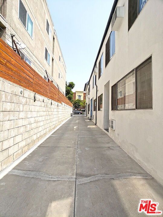 5656 La Mirada Avenue, Los Angeles CA: https://media.crmls.org/mediaz/1bc61ebe-ef01-41aa-93a4-900a5cd45a79.jpg