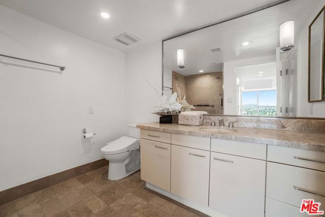 13600 Marina Pointe Drive, Marina del Rey CA: https://media.crmls.org/mediaz/1bc62066-f035-4866-afc0-ef8ff72bea4b.jpg