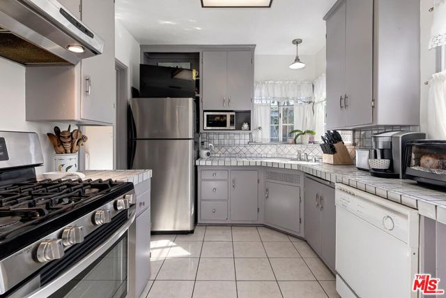 2218 S Genesee Avenue, Los Angeles CA: https://media.crmls.org/mediaz/1bc659b9-2f0e-402a-83f0-da095ce66c79.jpg