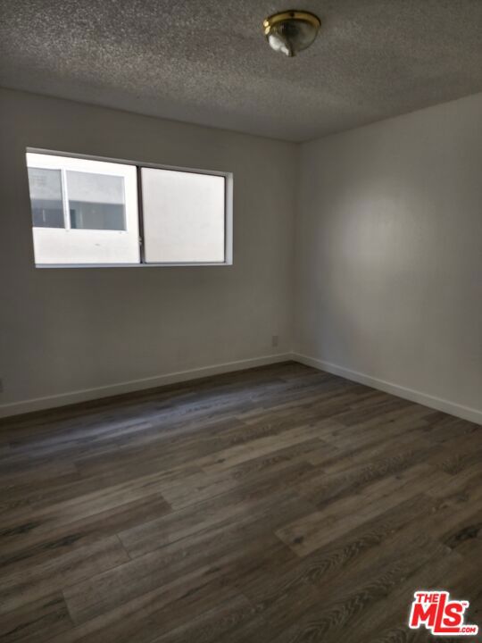 18547 Collins Street, Tarzana CA: https://media.crmls.org/mediaz/1bc81381-2860-47e8-89fe-ccf89a8a86ff.jpg
