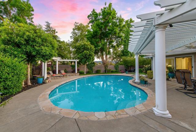 5204 Hummingbird Rd, Pleasanton CA: https://media.crmls.org/mediaz/1bc8454f-2182-4938-988a-41e434cf0dd9.jpg