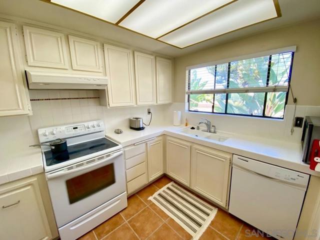 1905 Alga Rd, Carlsbad CA: https://media.crmls.org/mediaz/1bc8b18e-fde6-4bd6-8133-2b4958f74805.jpg