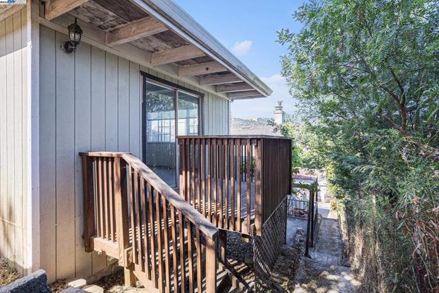 925 GRANDVIEW AVE, Martinez CA: https://media.crmls.org/mediaz/1bc924e0-4947-470c-a540-755863ca29a1.jpg
