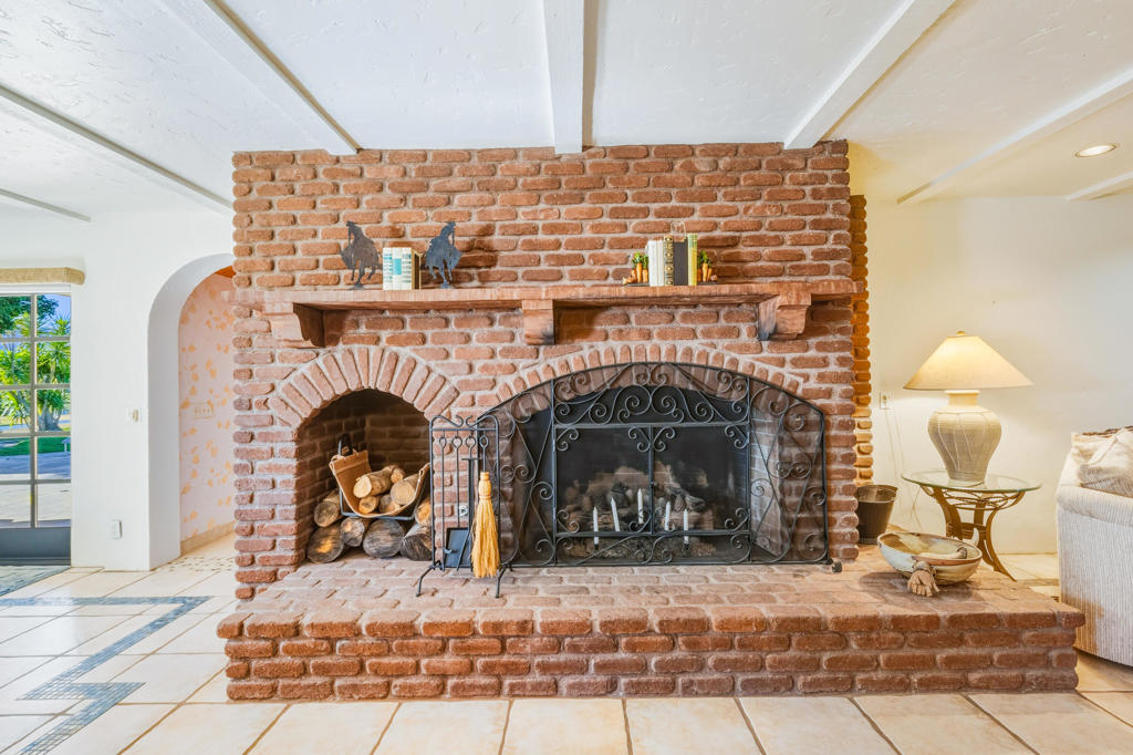 https://media.crmls.org/mediaz/1bc9b1fc-7b1c-4b8d-b233-e2ab7191988e.jpg?preset=X-Large