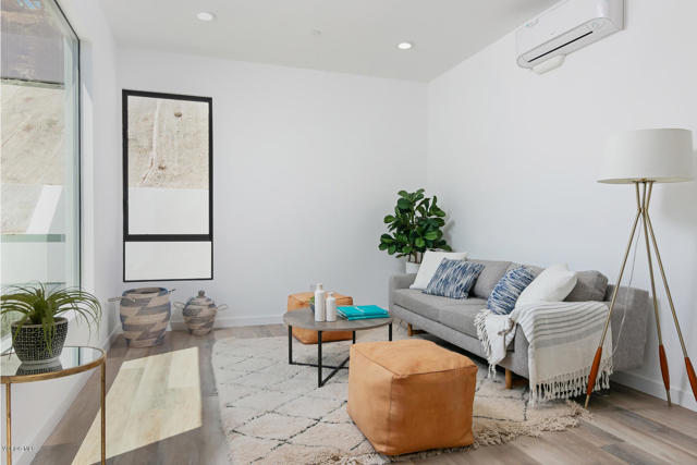 953 Colina Vista, Ventura CA: https://media.crmls.org/mediaz/1bcaf8ce-c956-45a0-a1f6-0426d50b6a36.jpg