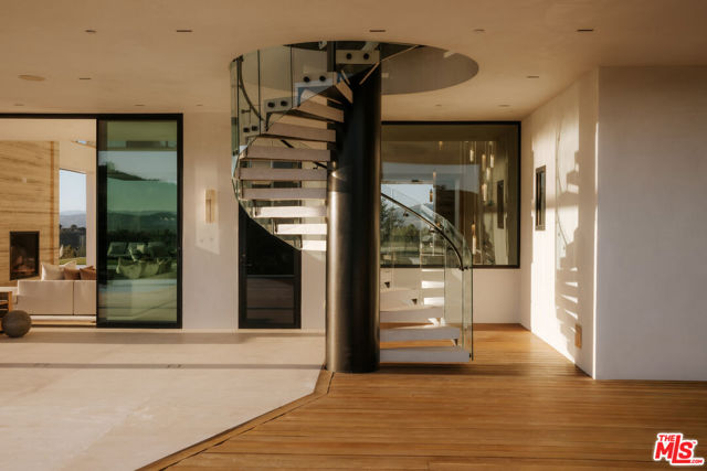 16187 Royal Oak Road, Encino CA: https://media.crmls.org/mediaz/1bcb9f41-06f9-4820-95c8-e8f1426b4a27.jpg