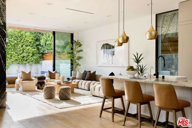 633 N Crescent Heights Boulevard, Los Angeles CA: https://media.crmls.org/mediaz/1bcba56e-53dd-49f3-b5dd-4701545f37e8.jpg