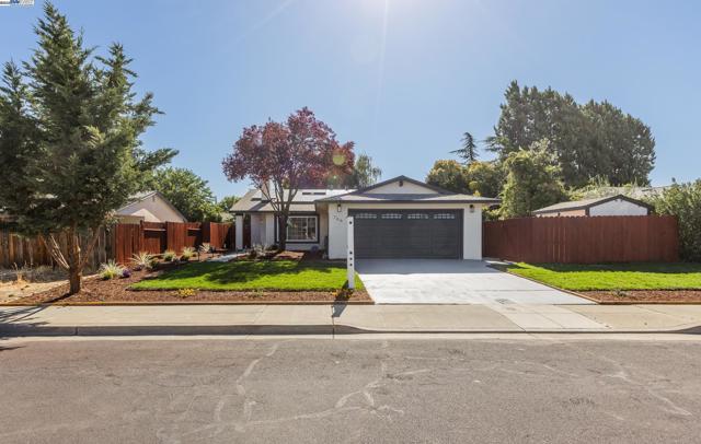 766 Joyce St, Livermore CA: https://media.crmls.org/mediaz/1bcd2d71-ca55-4bd9-85c1-9753cc162b66.jpg