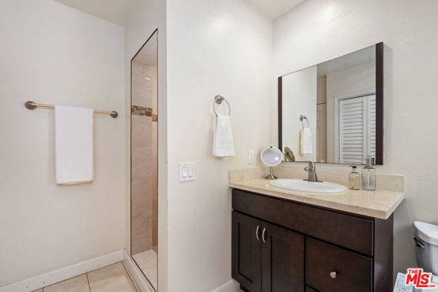 1127 15th Street, Santa Monica CA: https://media.crmls.org/mediaz/1bcd3611-0c3e-4322-b3f9-29a48b567601.jpg