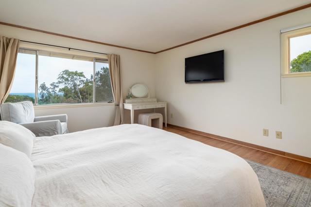 1444 Rodeo Dr, La Jolla CA: https://media.crmls.org/mediaz/1bce7a1e-9338-4a2f-a118-329defcfc254.jpg