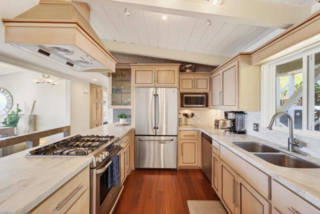 619 Beach Drive, Aptos CA: https://media.crmls.org/mediaz/1bd08505-fb16-4e83-934c-d46cf5cc8f7d.jpg