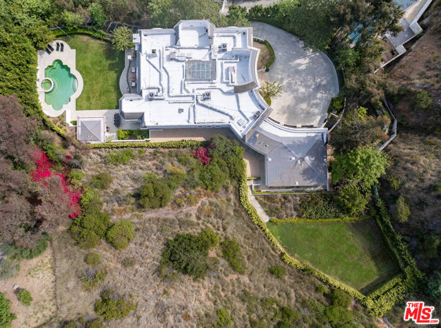 10509 Vestone Way, Los Angeles CA: https://media.crmls.org/mediaz/1bd14646-a2b3-4a0e-afd7-2917fe89e513.jpg